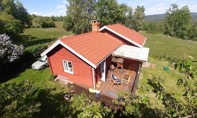 Bjursas Cottage | Dala cottage with stunning views near forest and lake