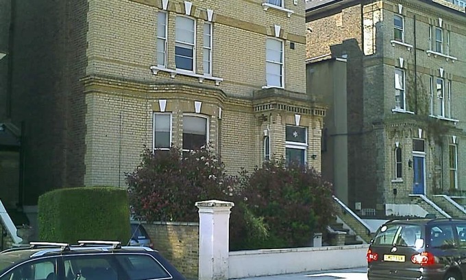 Swiss Cottage Apartment | Beautiful studio with en suite and roof terrace located central smart location