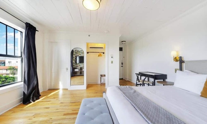 Coral Way House | Classic Hotel in Little Havana: King Suite, Free WiFi & Garden Relaxation