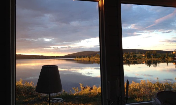 Skaulo Cabin | Lakeside cottage with magnificent views, in the middle of nature, and chance of northern lights.