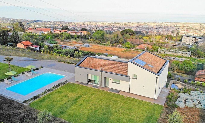 Coste Villa | Villa Brezza: A bright and sunny three-story villa situated in a quiet location, a few minutes from the town center, with Free WI-FI.