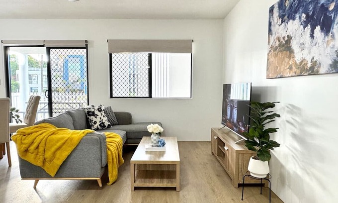 Toowong Apartment | Prime Toowong 3BR Apt– Walk to Shops & Transport!