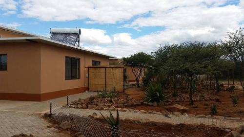 Otjiwarongo Cabin | Cheetah View Lodge