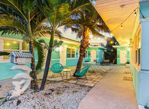 North Beach Apartment | Hollywood Broadwalk, Beach Walk & Family Vacation